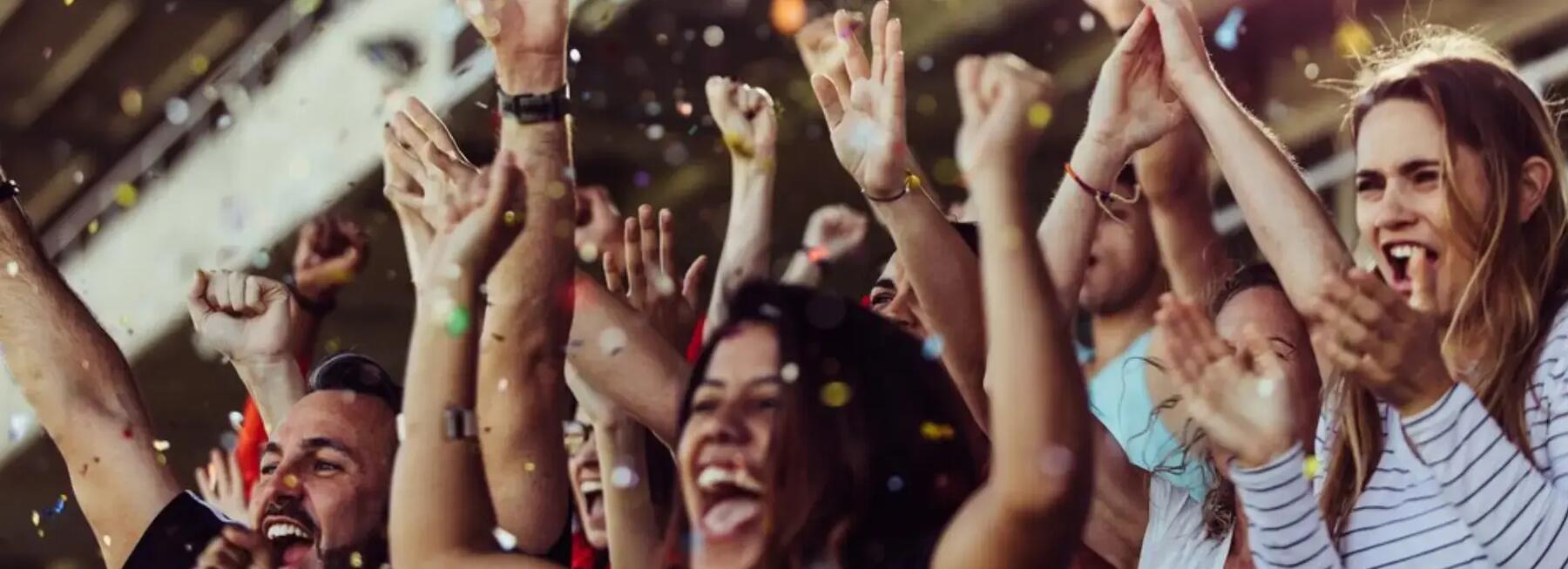 Personas celebrando un gol