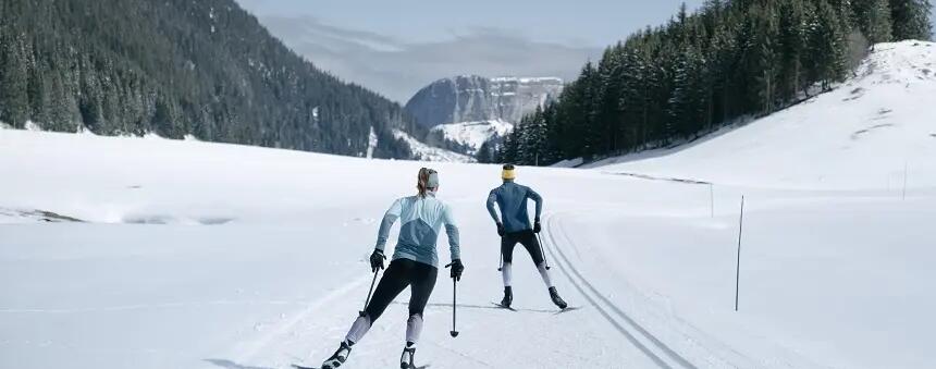 kobieta i mężczyzna trenujący na nartach biegowych