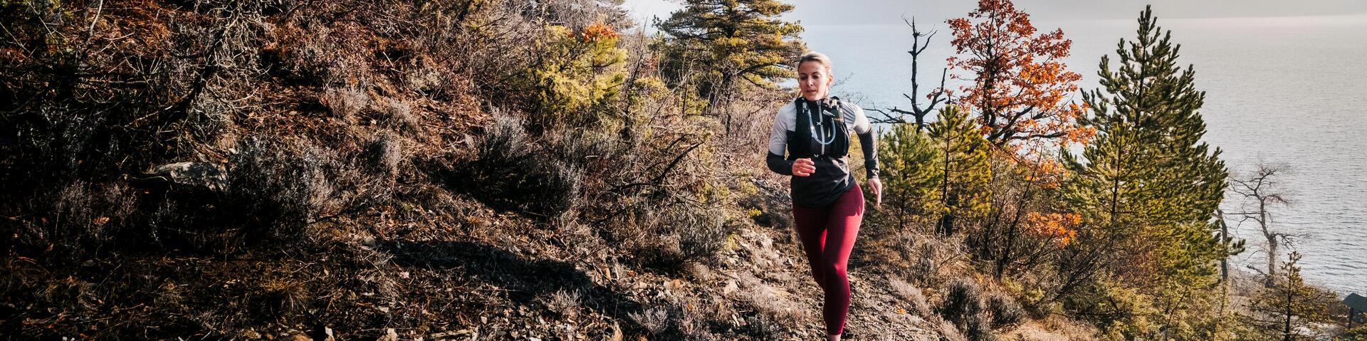 kobieta w stroju sportowym uprawia jogging