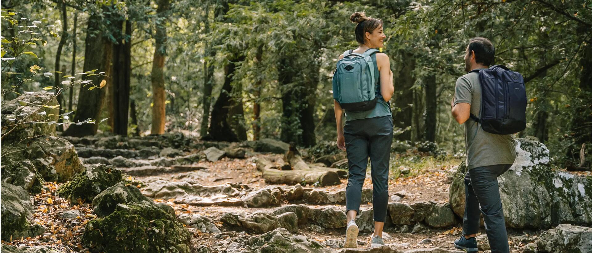 kobieta i mężczyzna wędrujący po lesie z plecakami turystycznymi na plecach