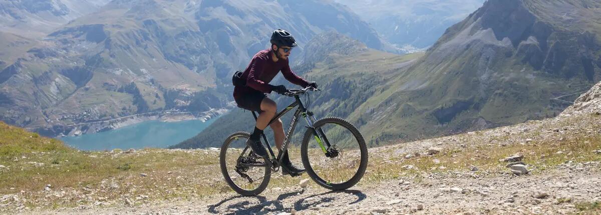 Uomo in bici in montagna.