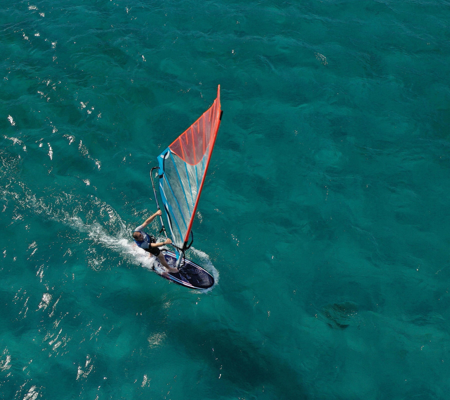 VACANȚA LA MARE: CE SPORTURI SĂ ÎNCERCI PENTRU UN PLUS DE ADRENALINĂ 