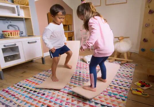 Gleichgewichtstraining für Kinder mit dem Balance Board