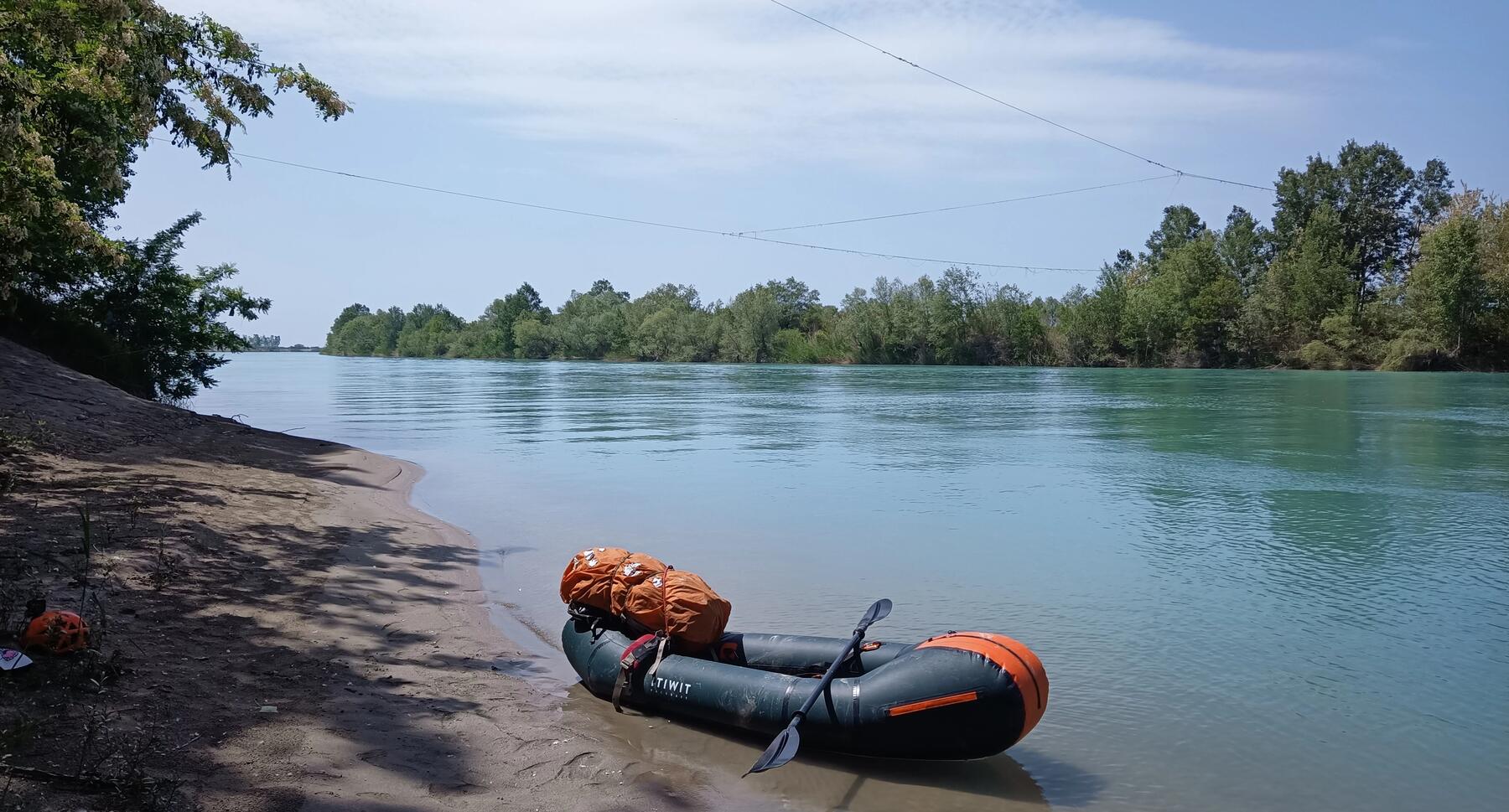 a kayak photographed in the river 