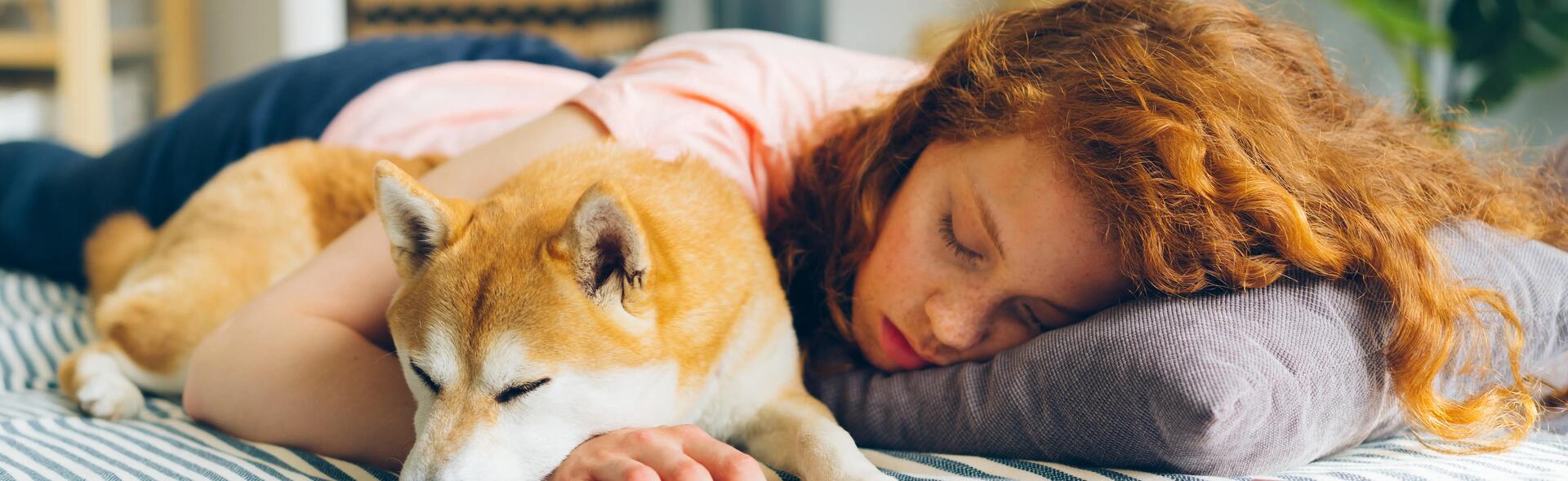 une femme dans son lit, avec son petit chien
