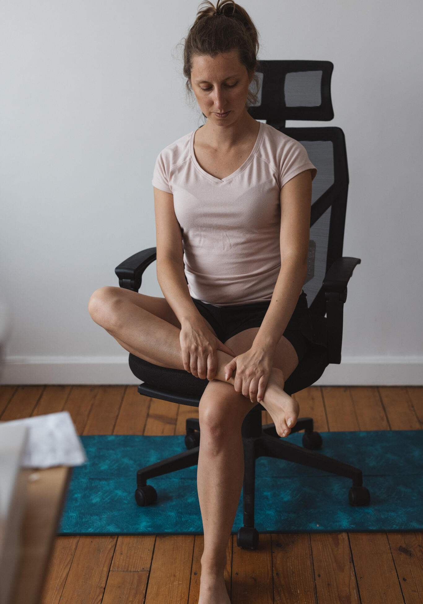 Étirement assis sur une chaise