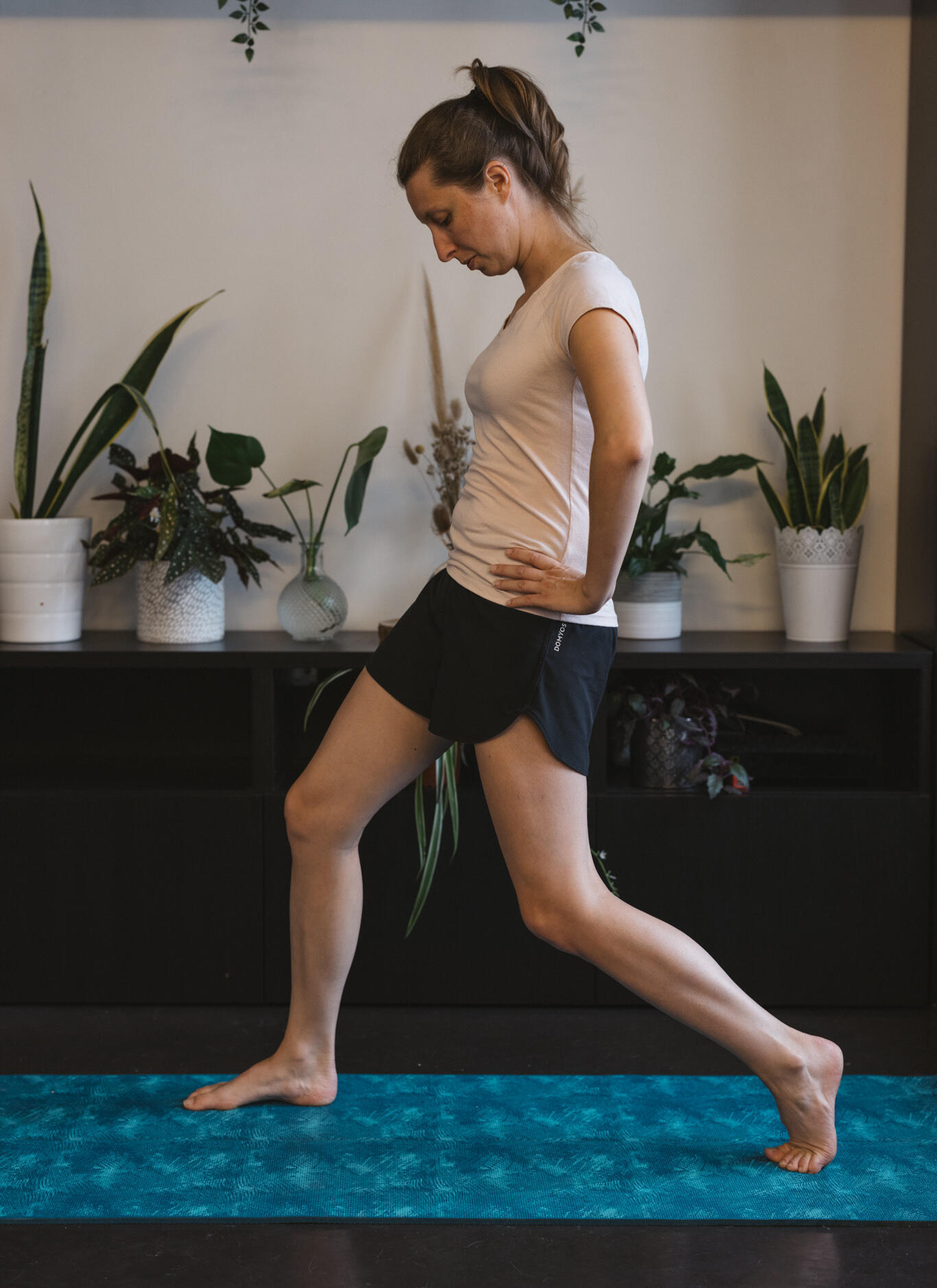 exercice d'étirement du psoas debout