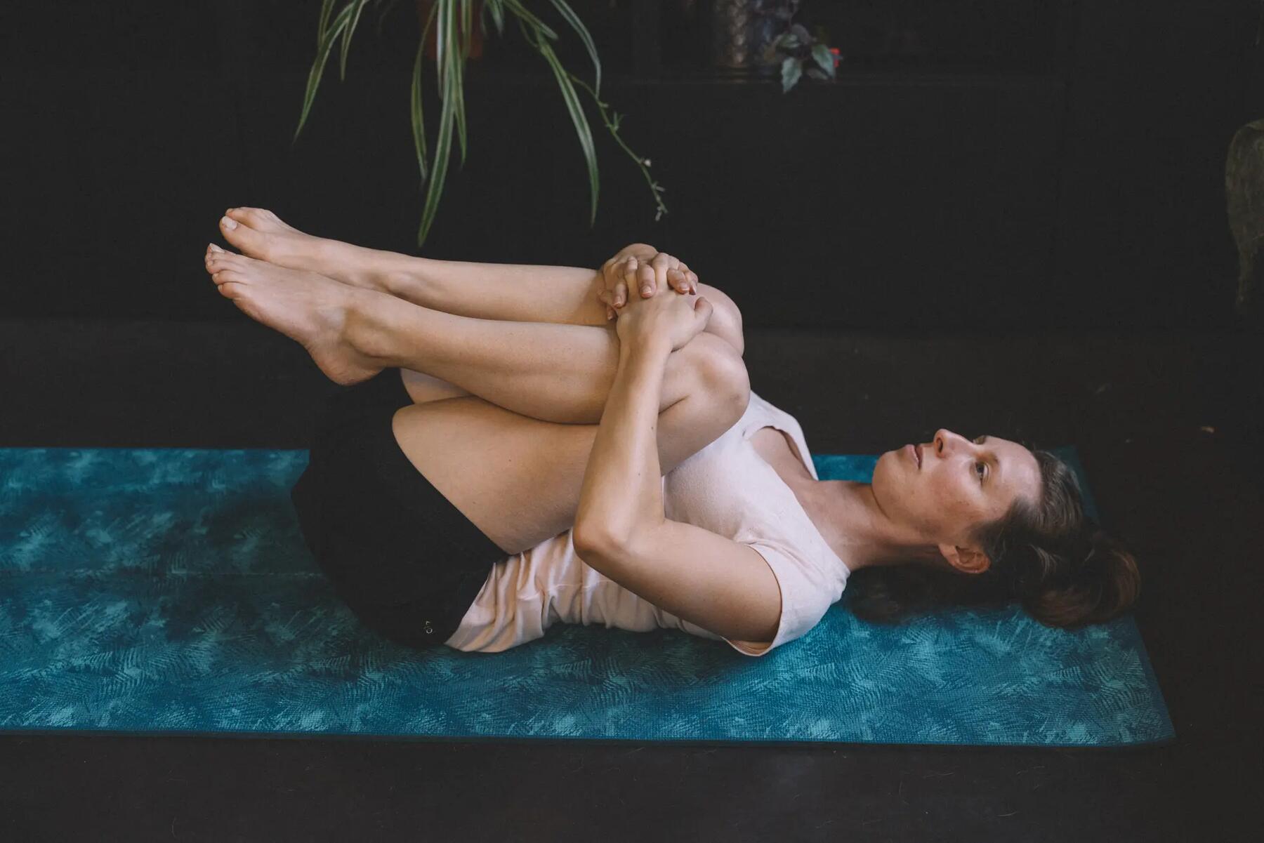 mujer haciendo ejercicio rodillas al pecho