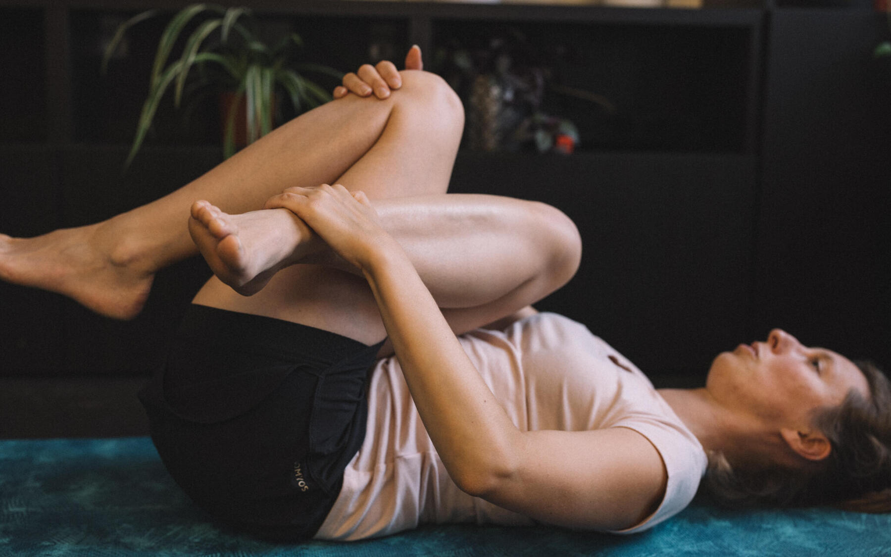 Étirement sur le dos jambes pliées