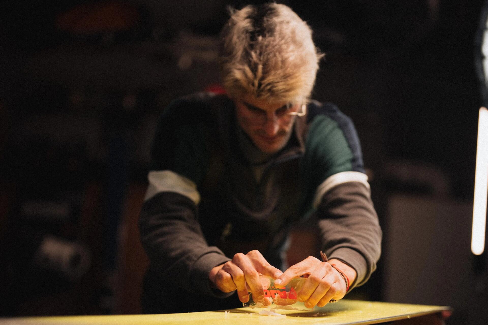 ¿Cómo encerar una tabla de snowboard?