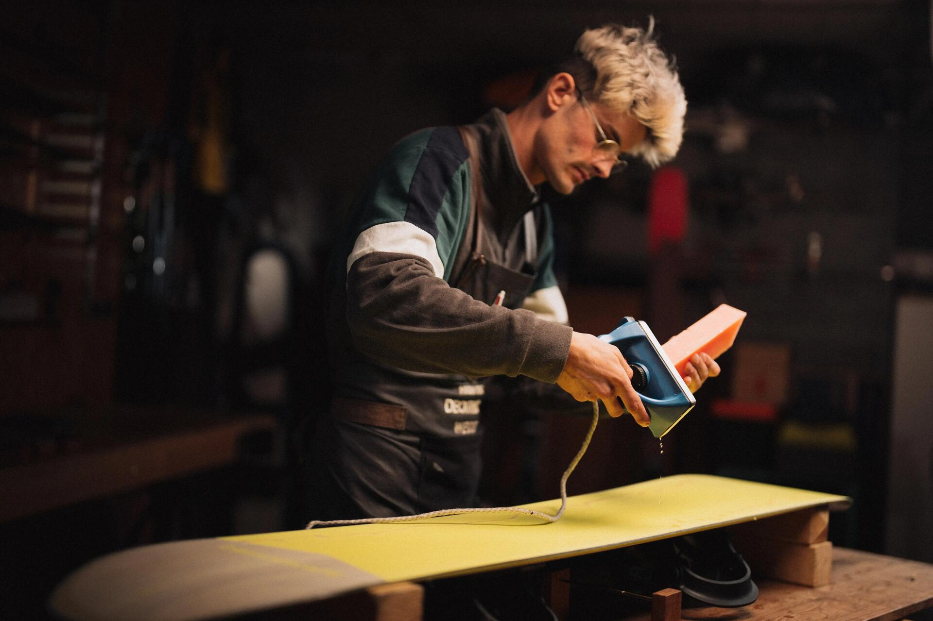 ¿Cómo encerar una tabla de snowboard?