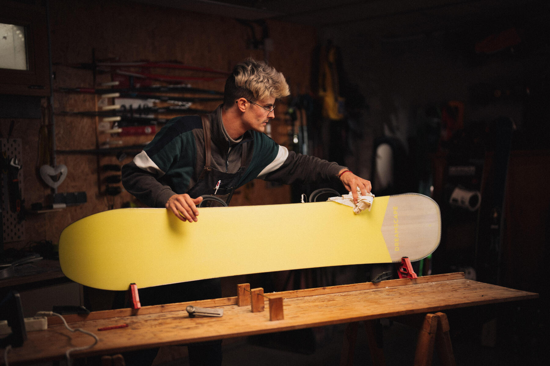 ¿Cómo encerar una tabla de snowboard?
