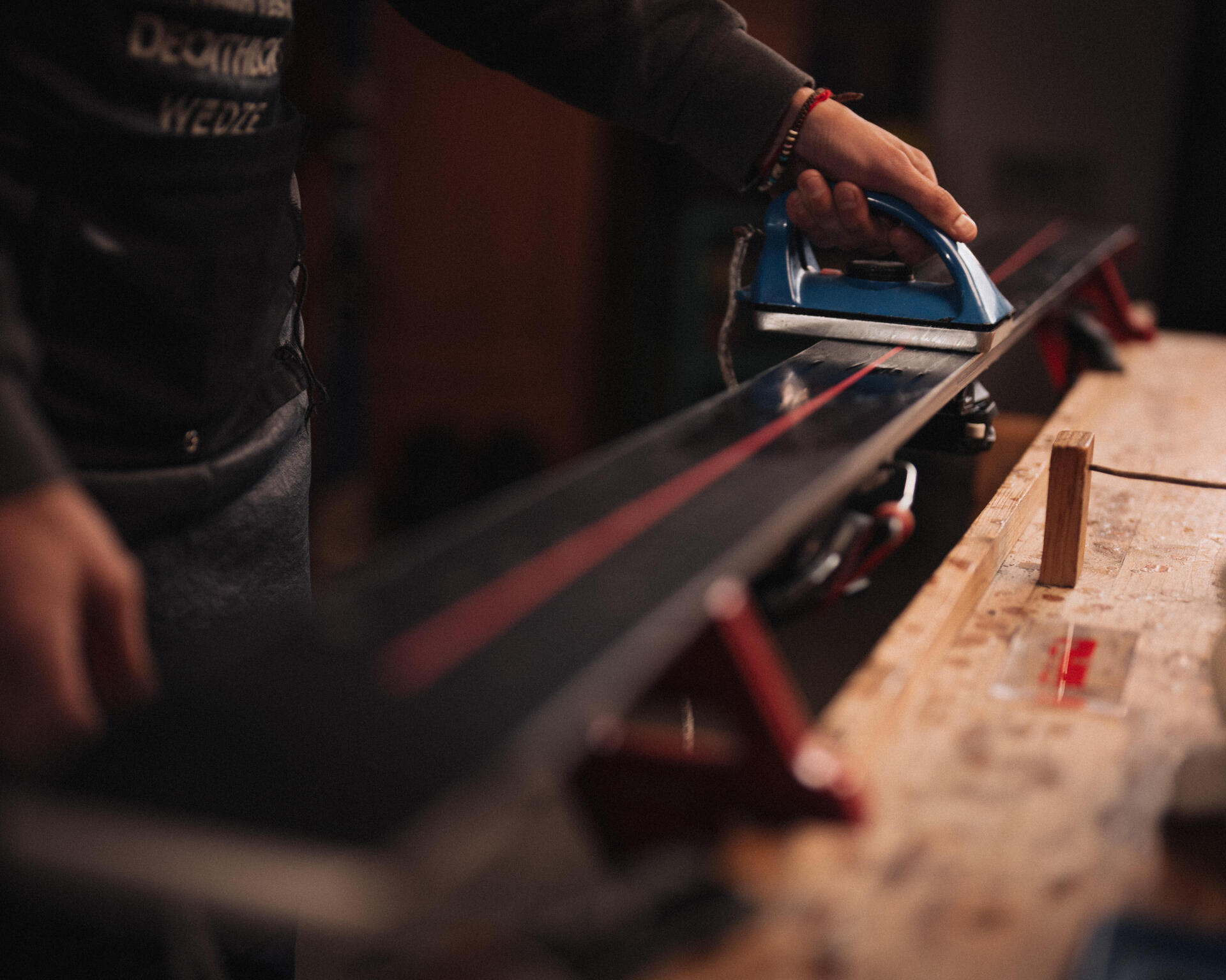 How to wax downhill skis