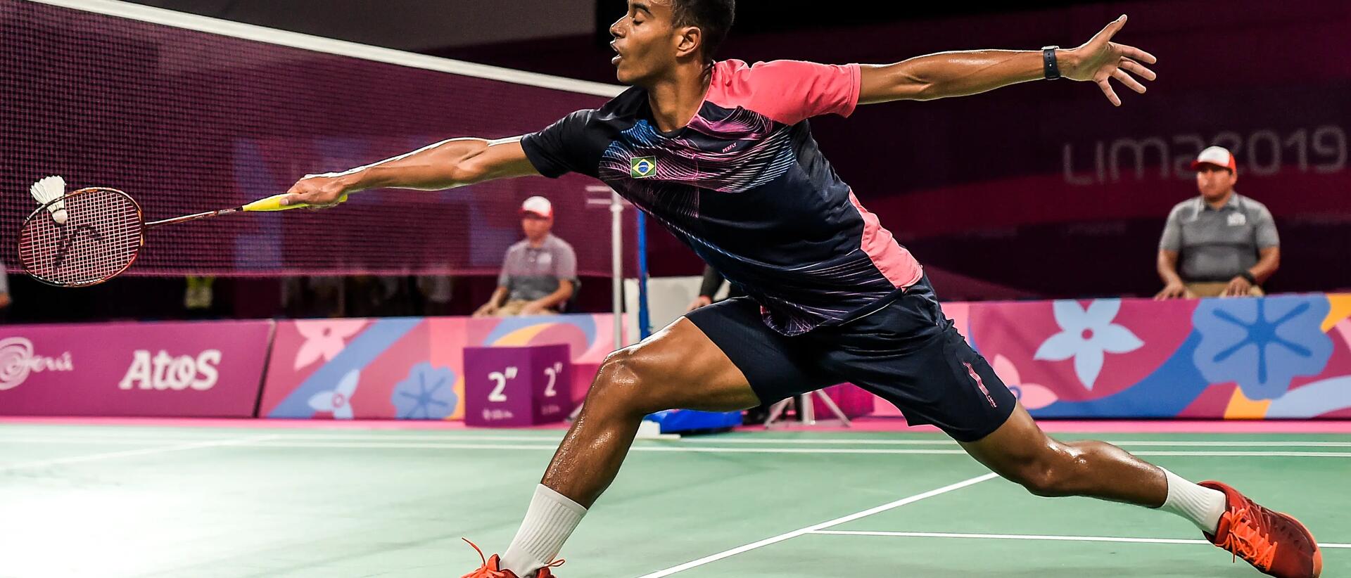 mężczyzna odbijający lotkę do badmintona