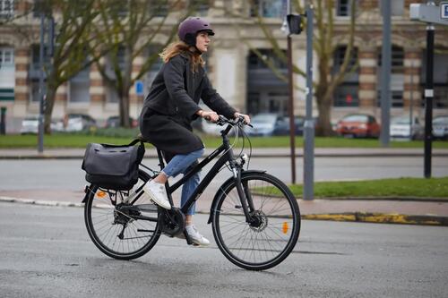 femme sur son vélo de ville