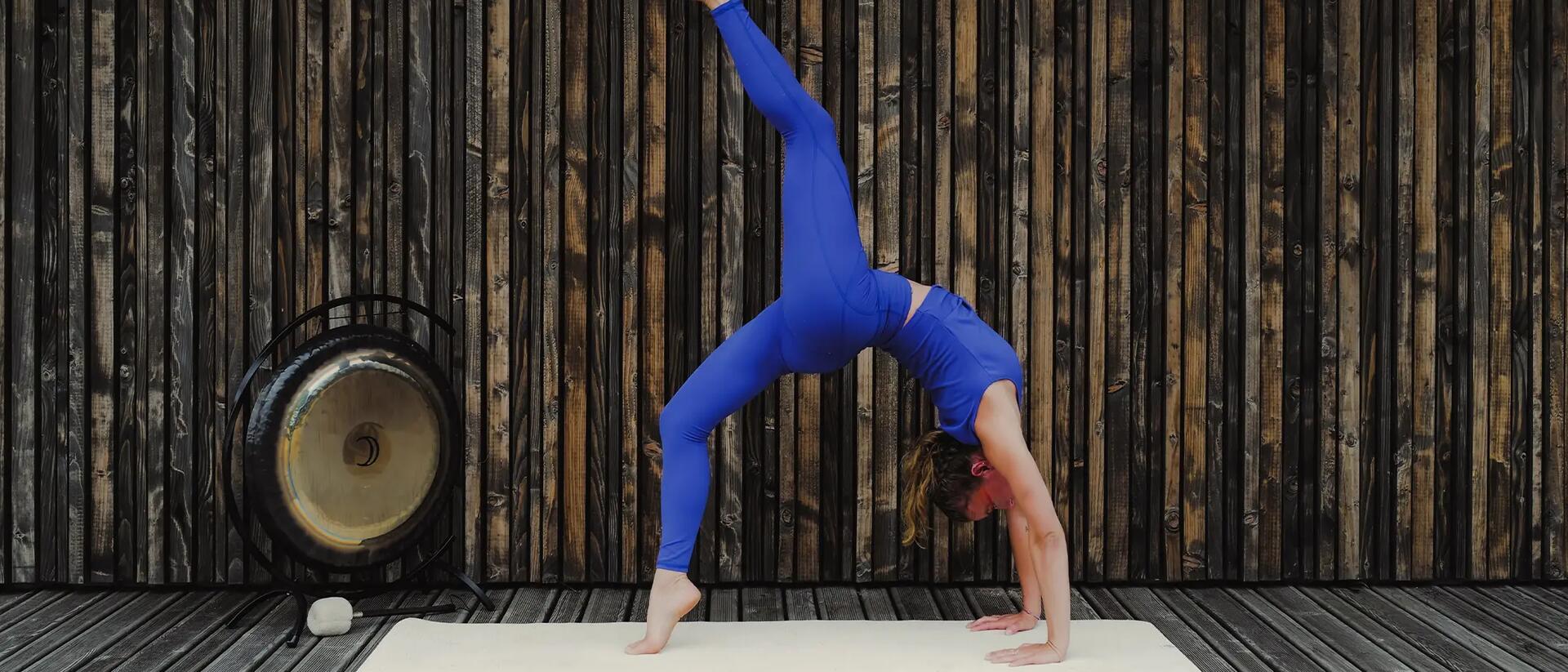kobieta ćwicząca w legginsach na macie do jogi