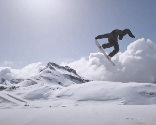 snowboarder care face un salt