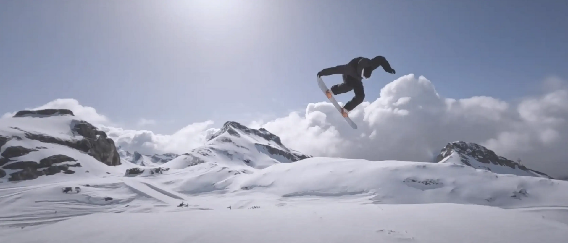 mężczyzna skaczący na desce snowboardowej