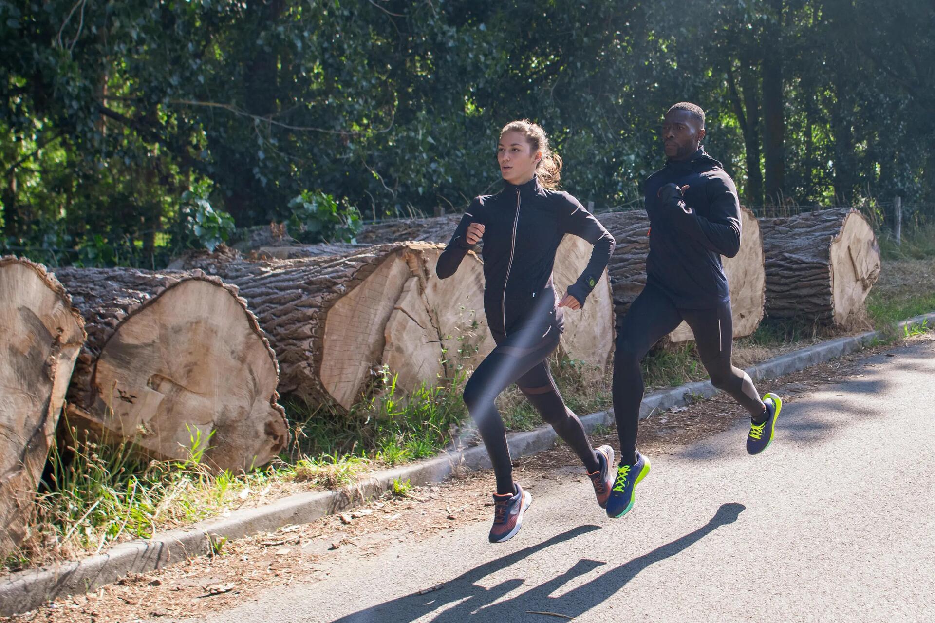 Kobieta i mężczyzna uprawiający jogging metodą Romanova