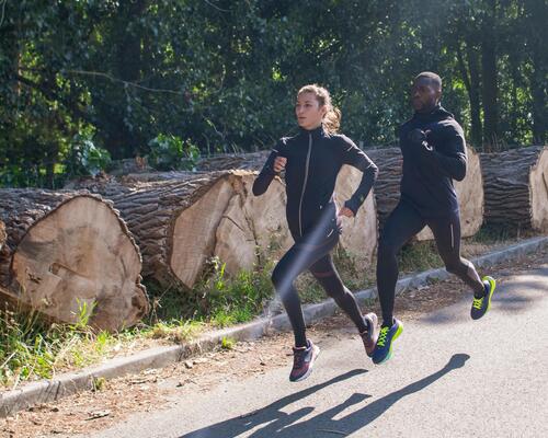 kobieta i mężczyzna uprawiający jogging