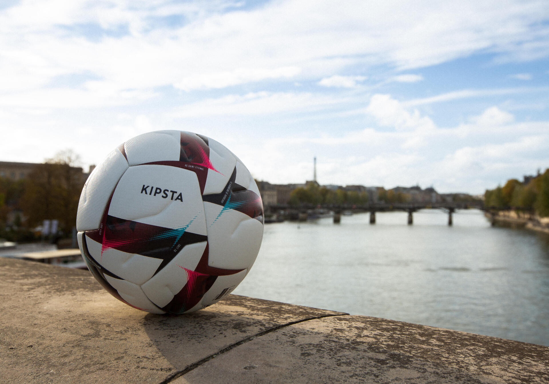 Kipsta dévoile ses nouveaux ballons pour la saison 2023-2024 de