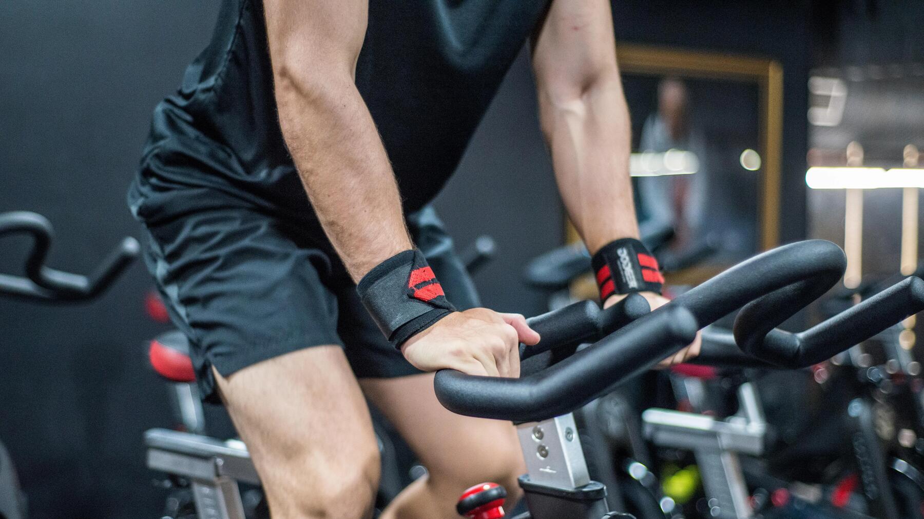 hombre en bici de spinning