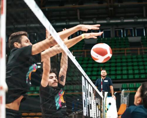 Schiacciata - muro partita di pallavolo