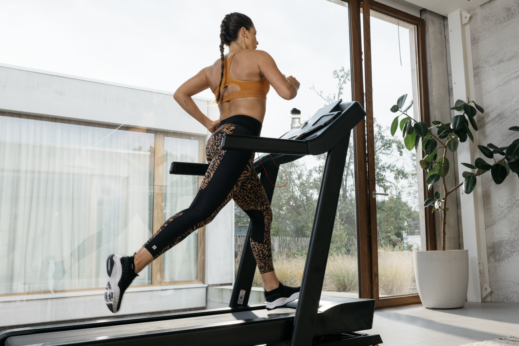 mulher a correr numa passadeira