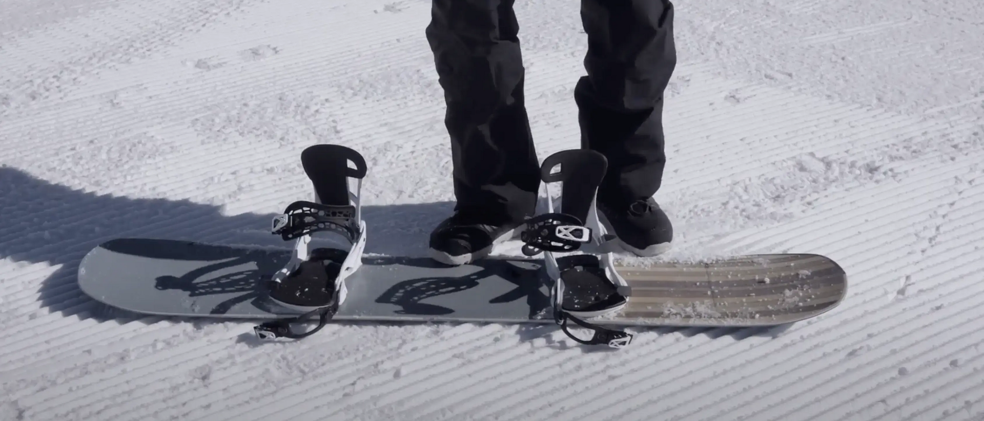 deska snowboardowa z wiązaniami leży na śniegu