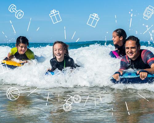 familia a praticar bodyboard na praia