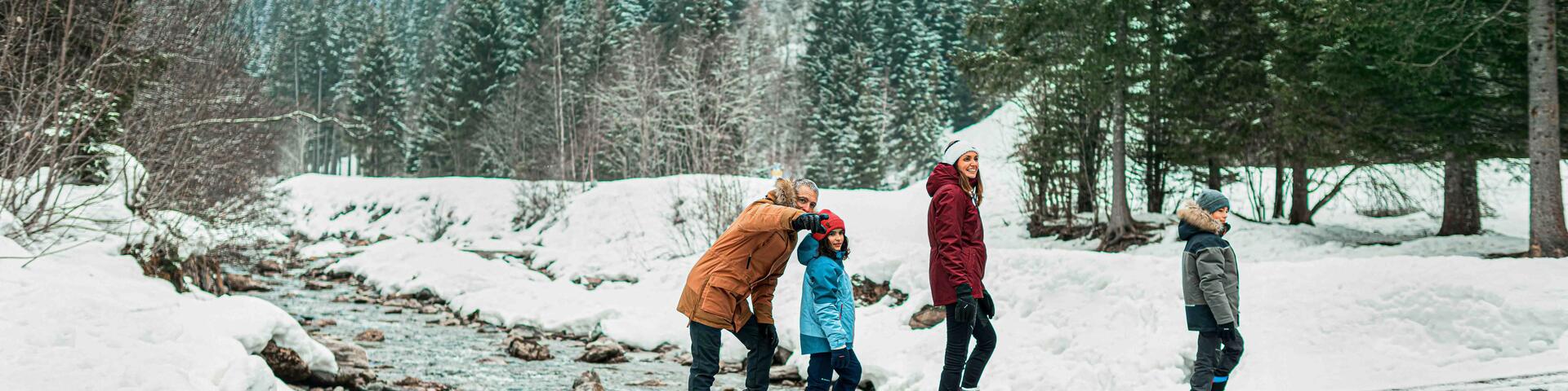 rodzina spacerująca zimą po lesie