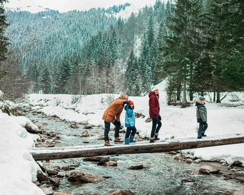 rodzina spacerująca zimą po lesie