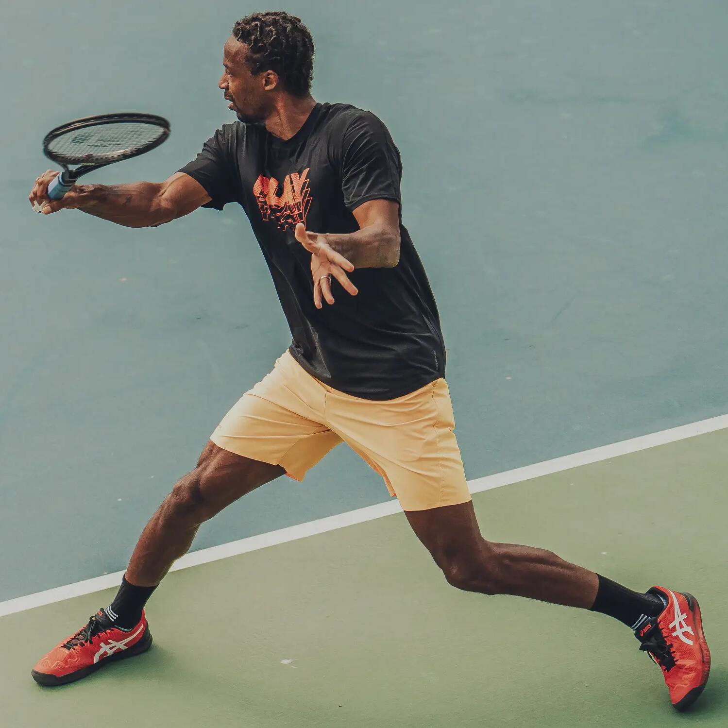 homme avec sa raquette de tennis sur le terrain