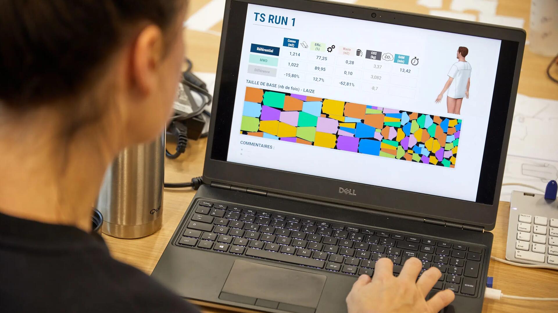 Photo femme devant un ordinateur 