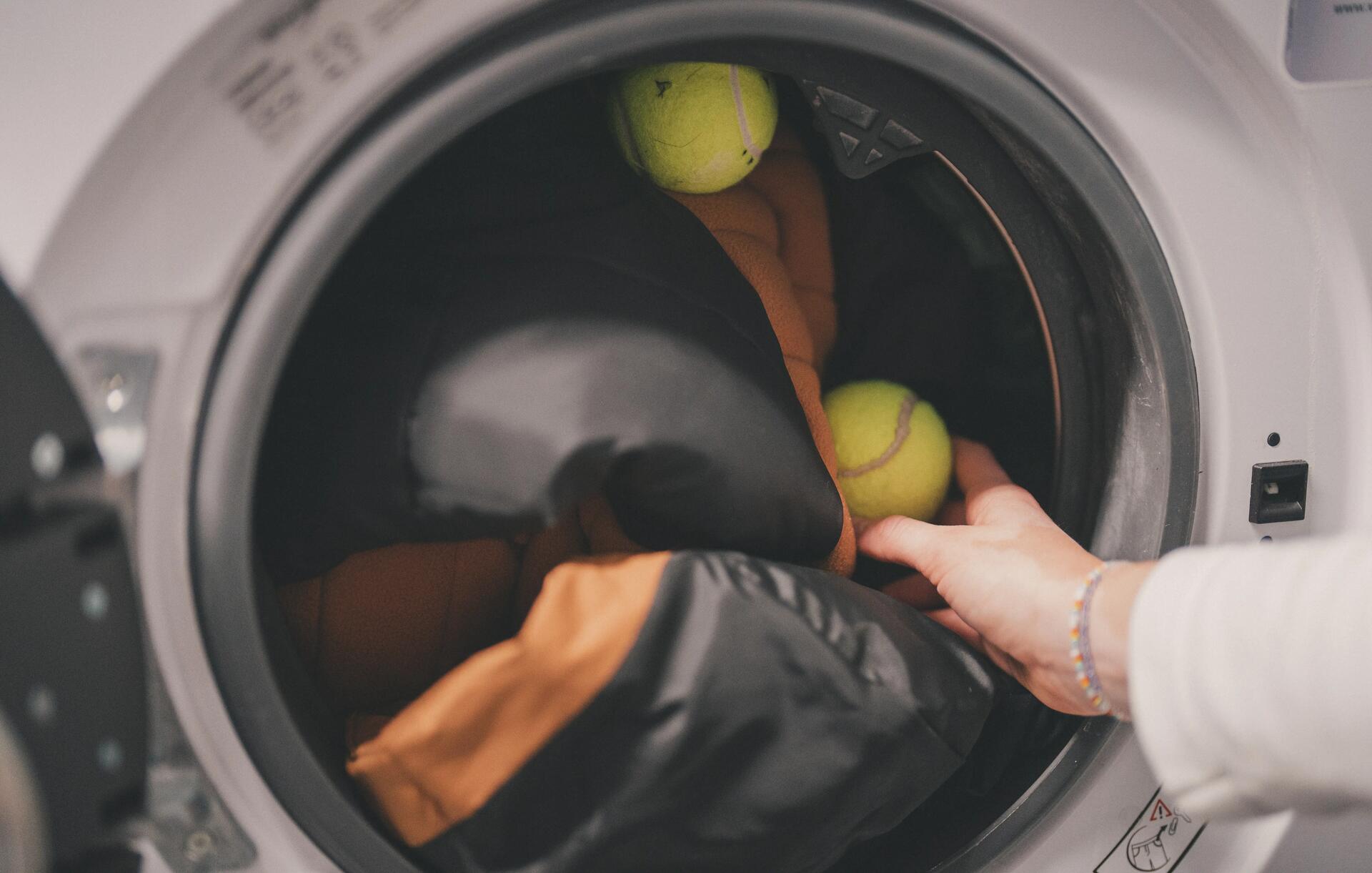 Pranie kurtki puchowej w pralce z piłkami tenisowymi