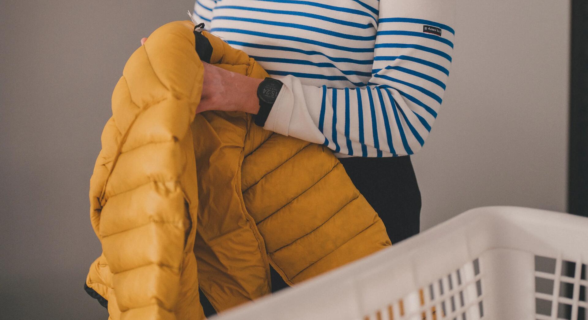 kobieta trzymająca kurtkę puchową