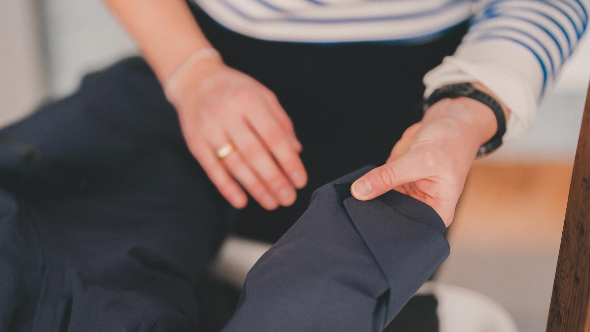 kobieta trzymająca rękaw kurtko z membraną