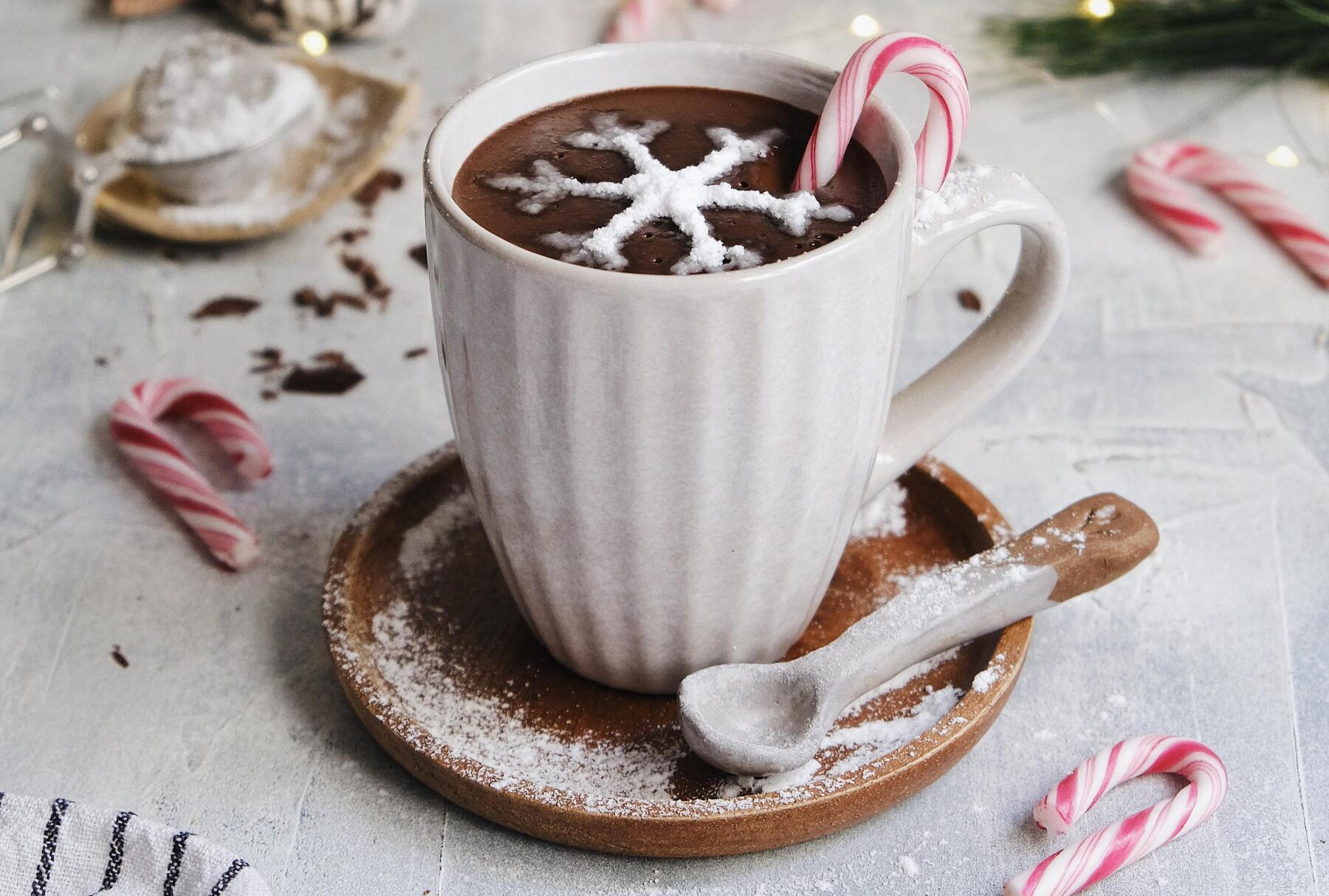 chavena de chocolate quente decorada