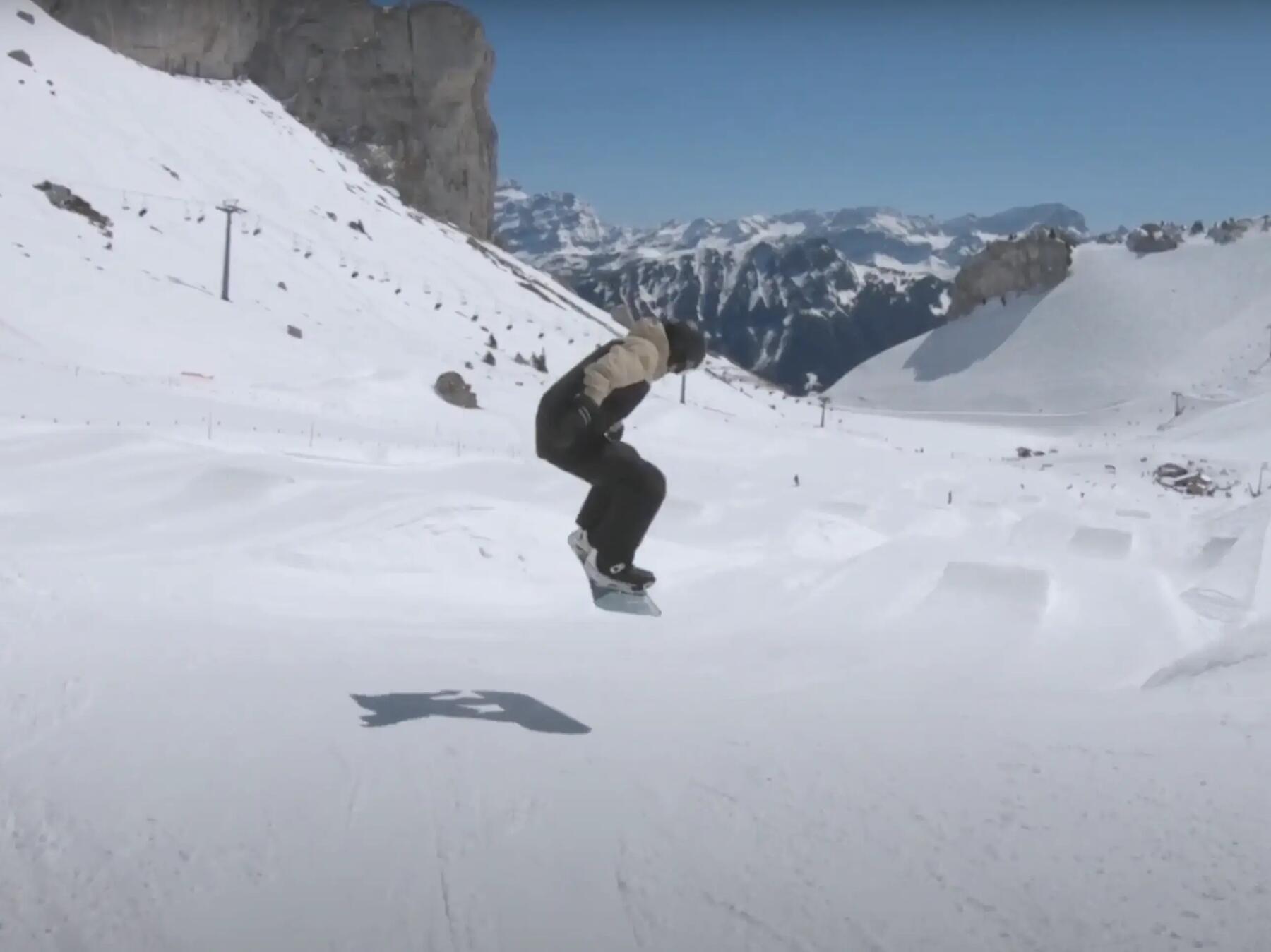 hombre bahando pendiente en snowboard