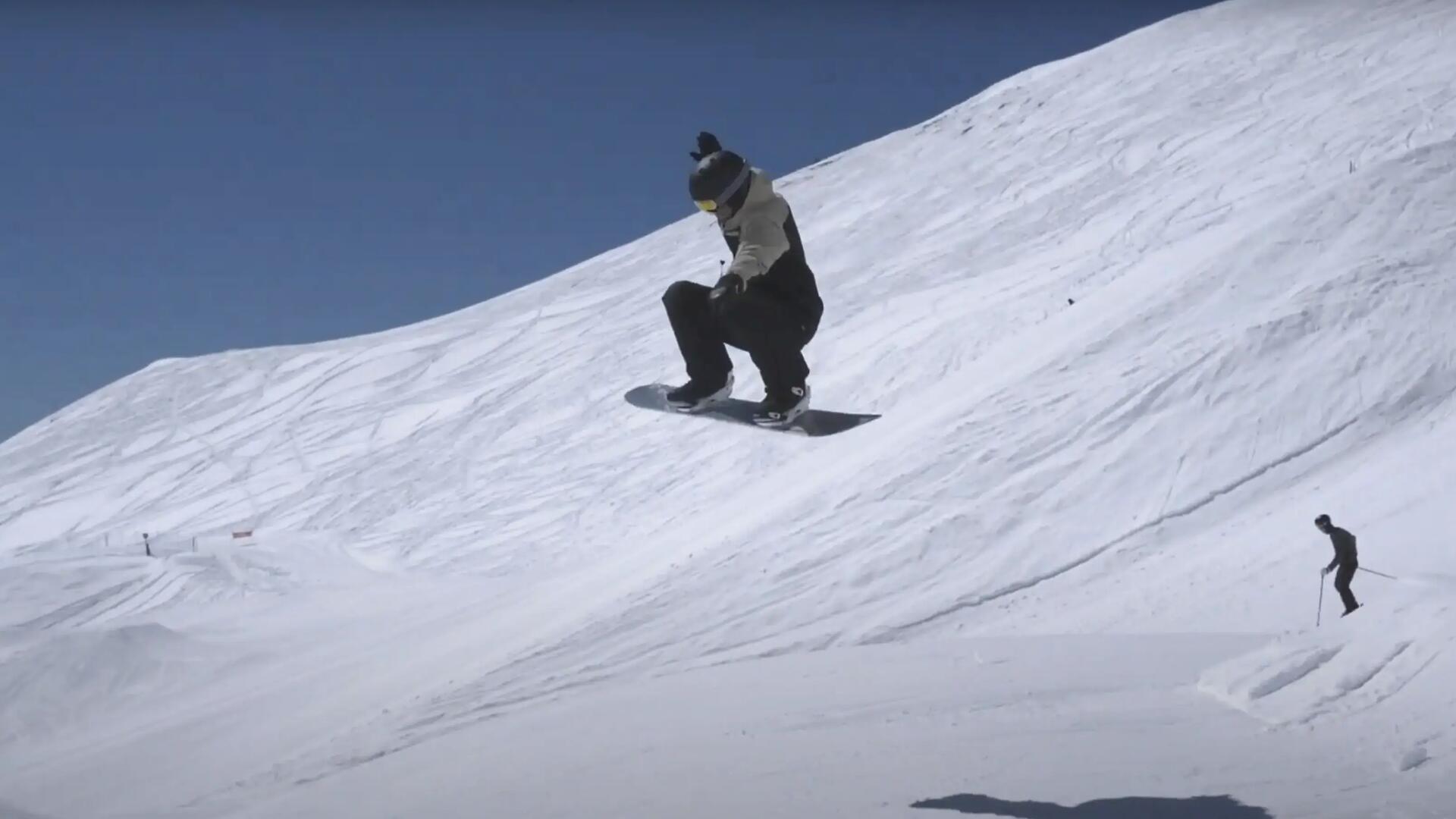 hombre practicando trucos de snow