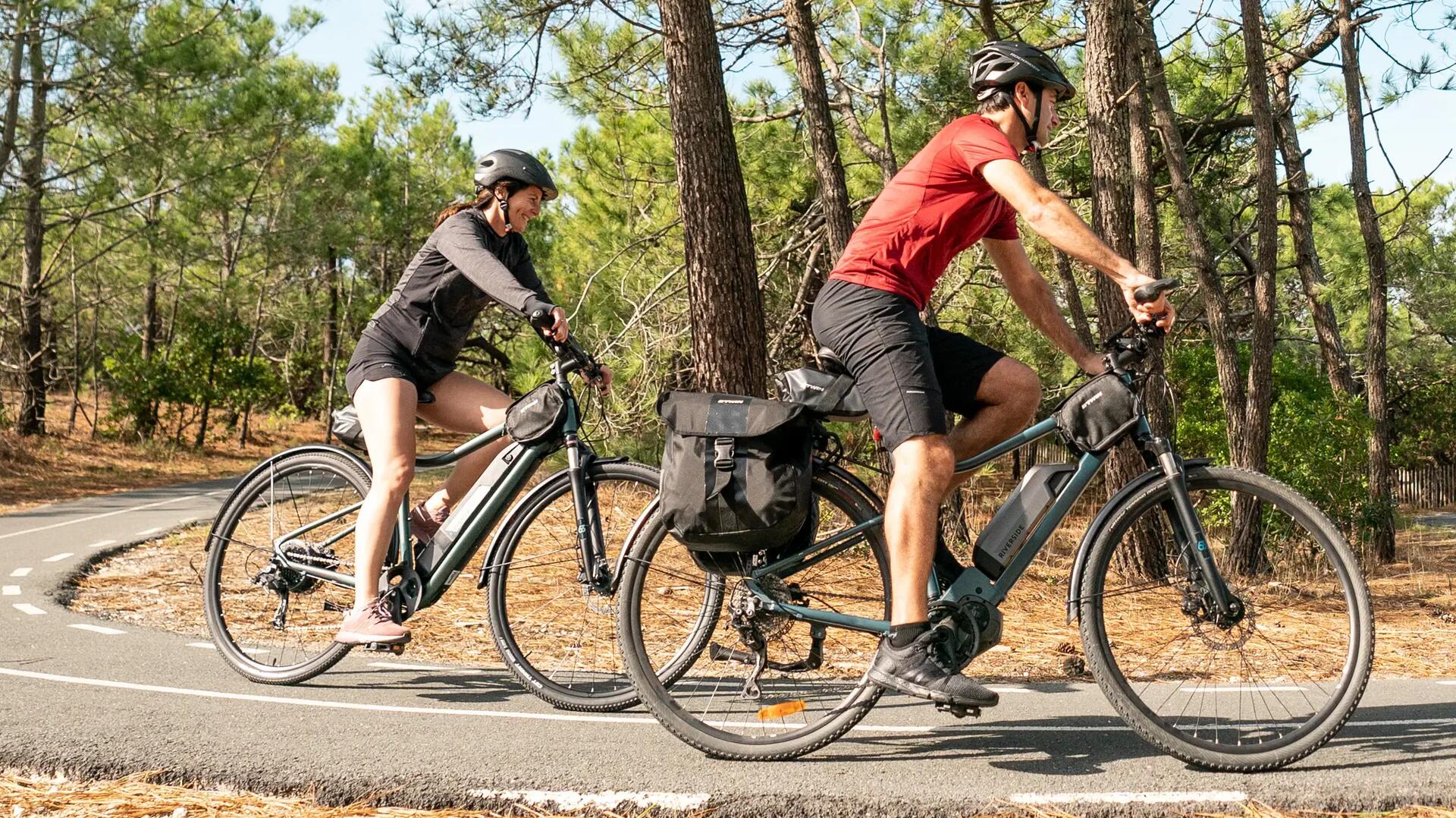 Para jadąca rowerami elektrycznymi