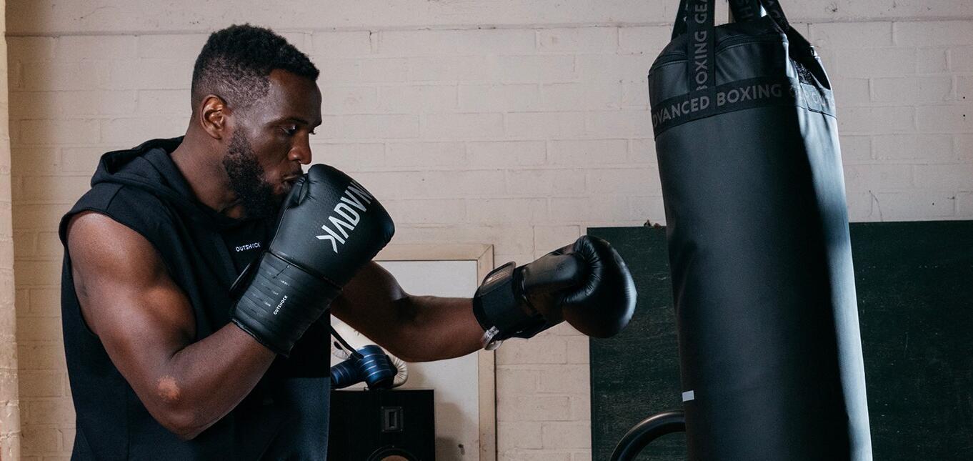 Un homme qui tape dans un punching ball