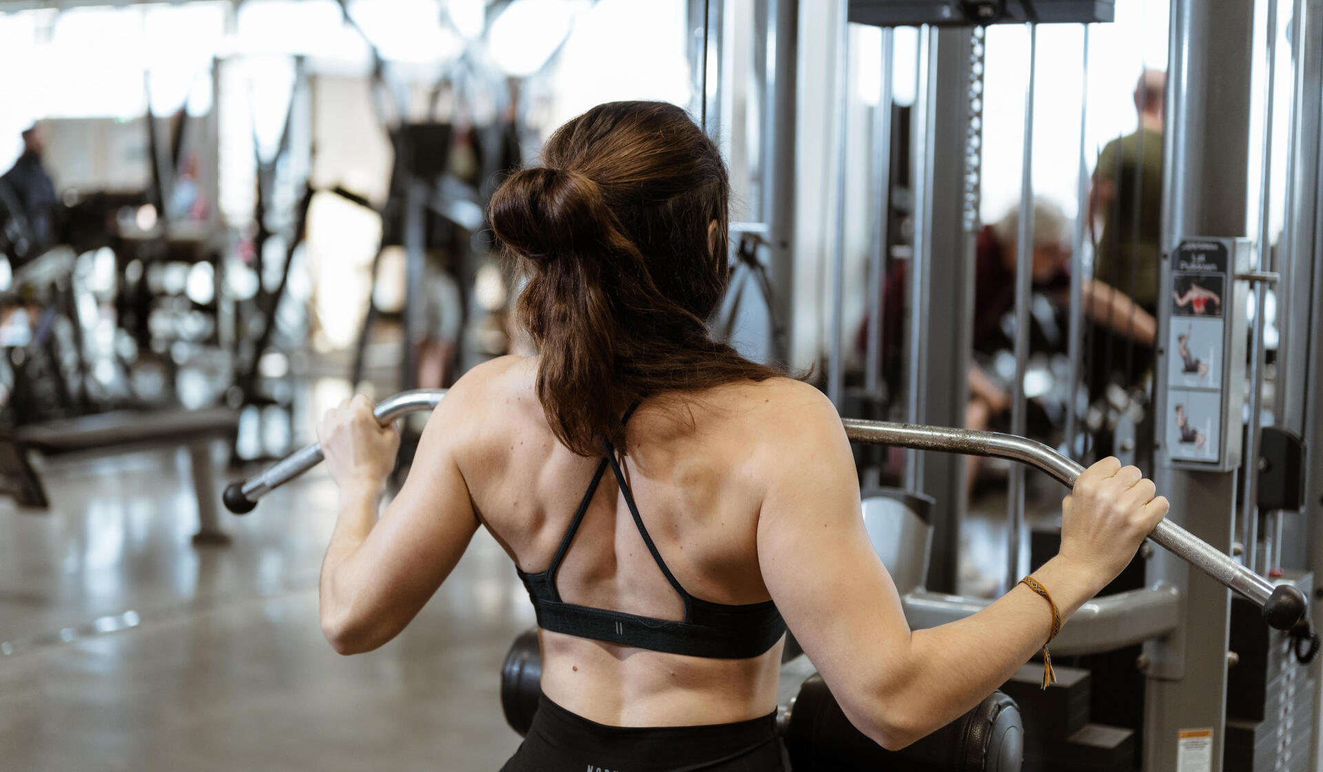 Femme se musclant le dos