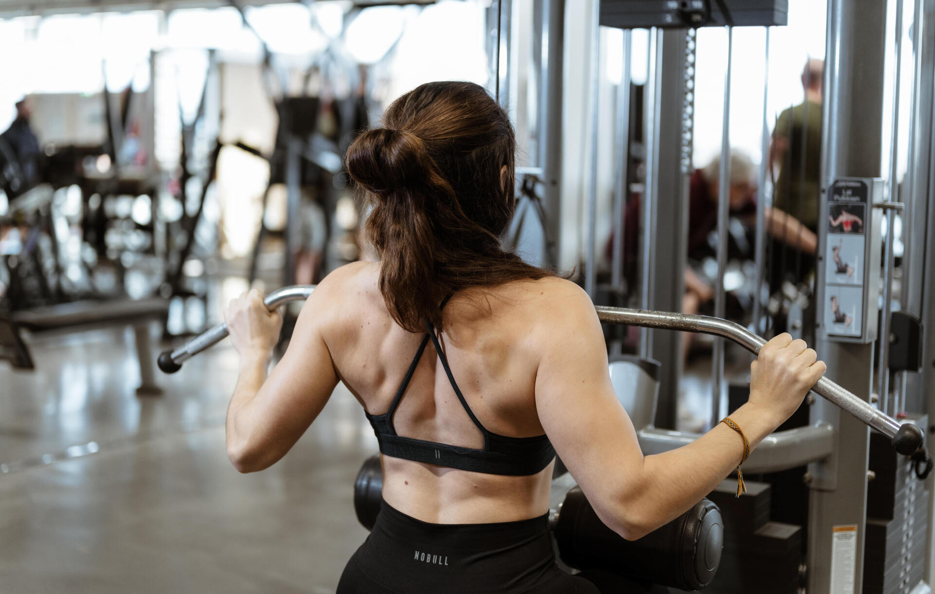 une femme en train de muscler son dos
