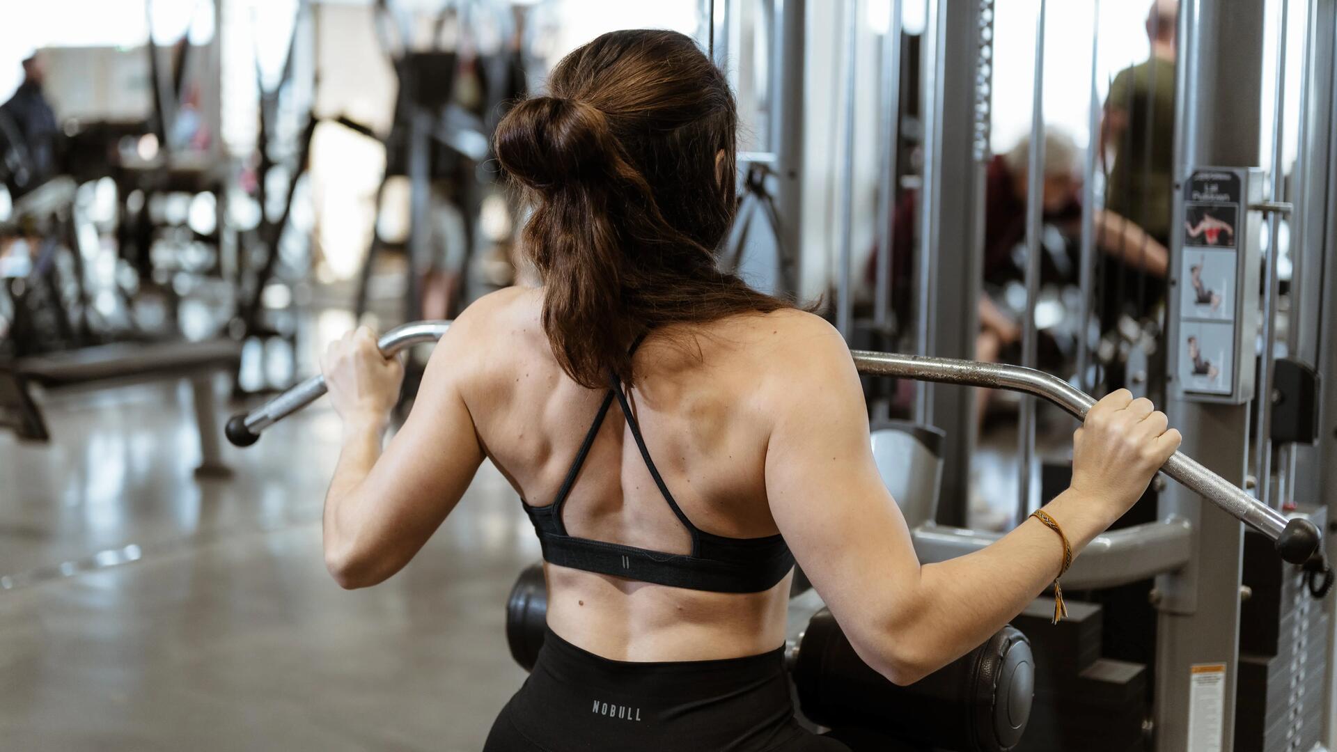 une femme à la salle de sport