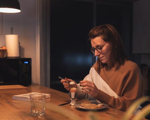 Femme prenant son petit-déjeuner avant musculation