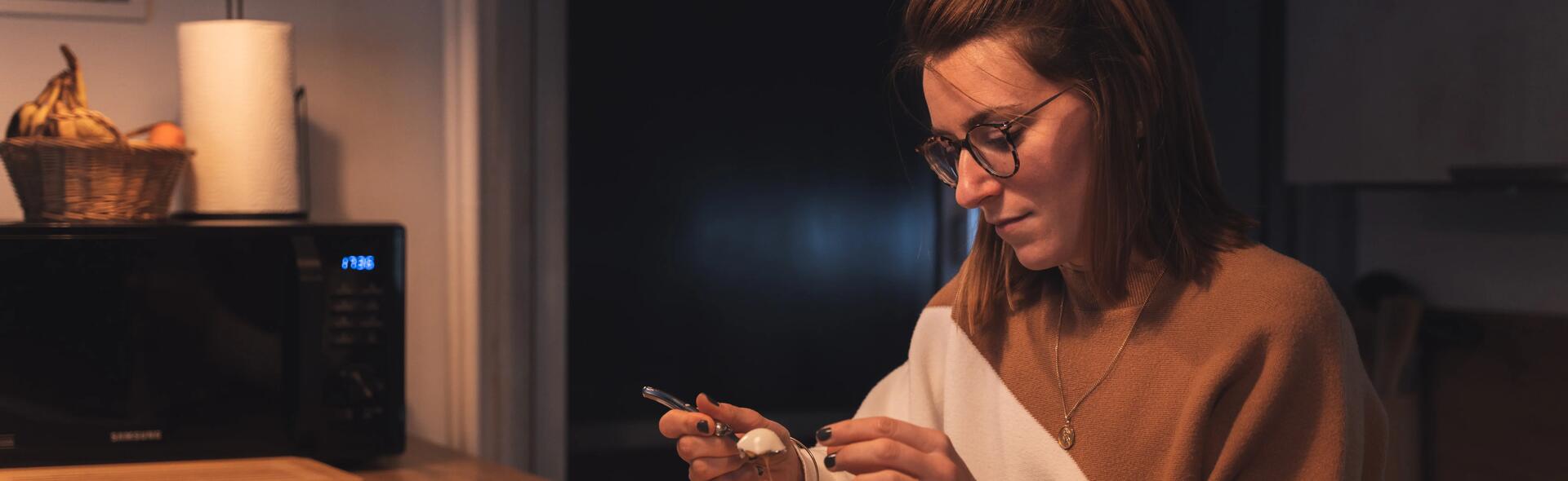 Femme prenant son petit-déjeuner avant musculation