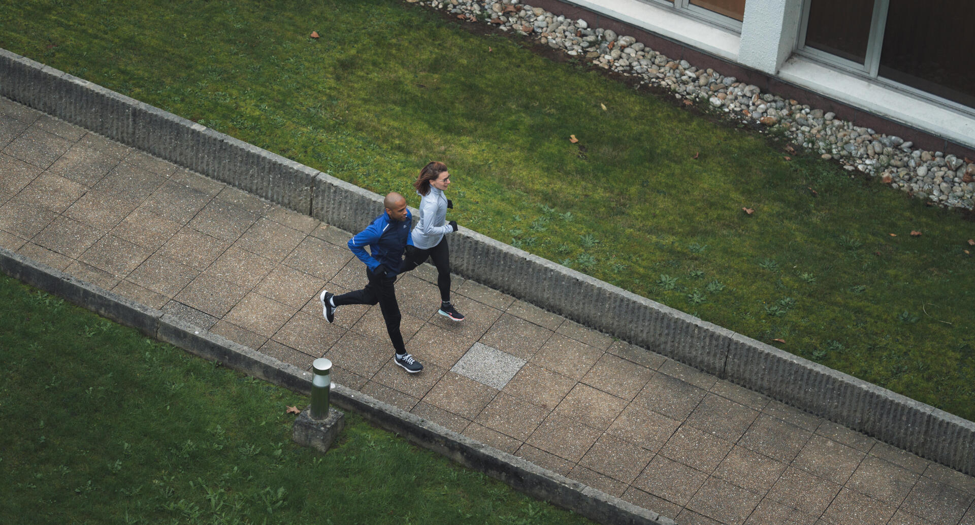 Une femme et un homme qui courent