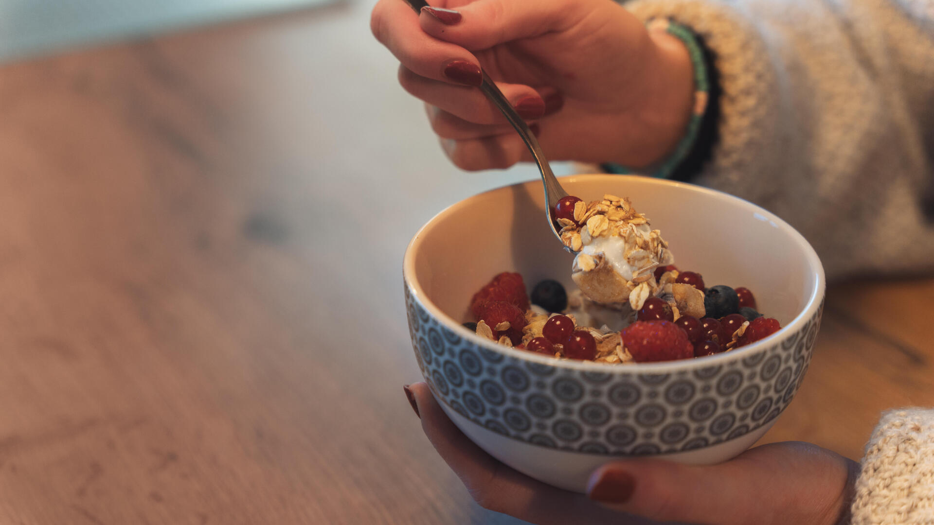 Bol de muesli et fruits rouges