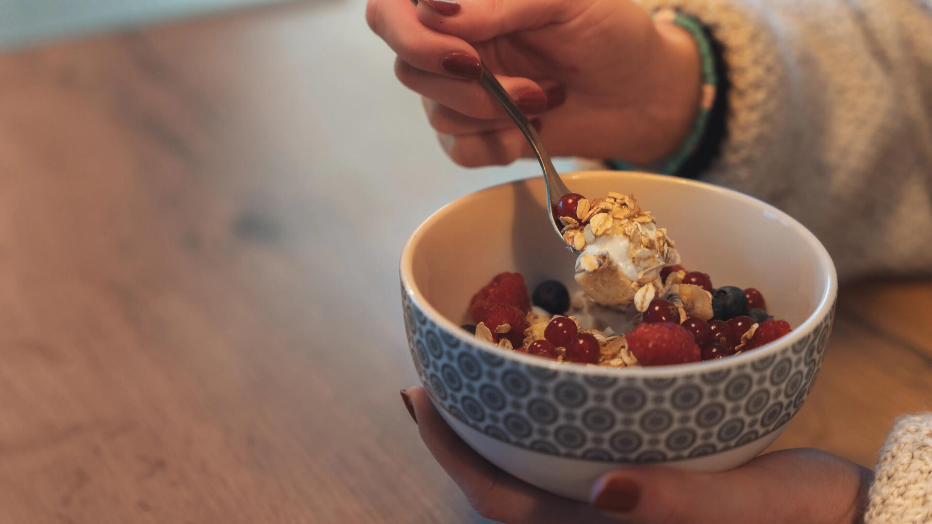 Image d'un petit déjeuner équilibre, avoine, fromage blanc et fruits